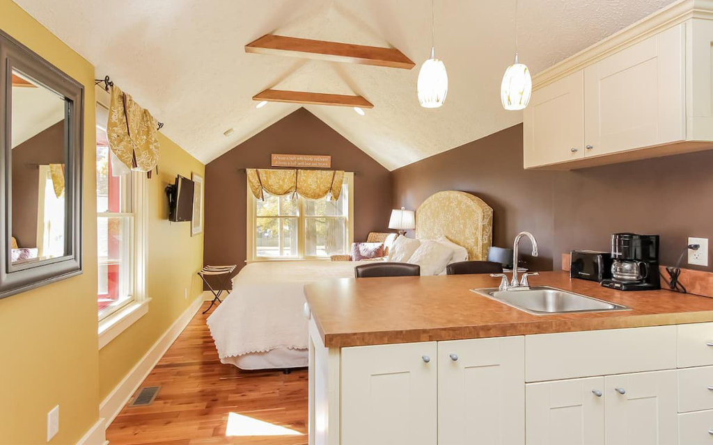 The Oriole Cottage Airbnb on Lake Michigan