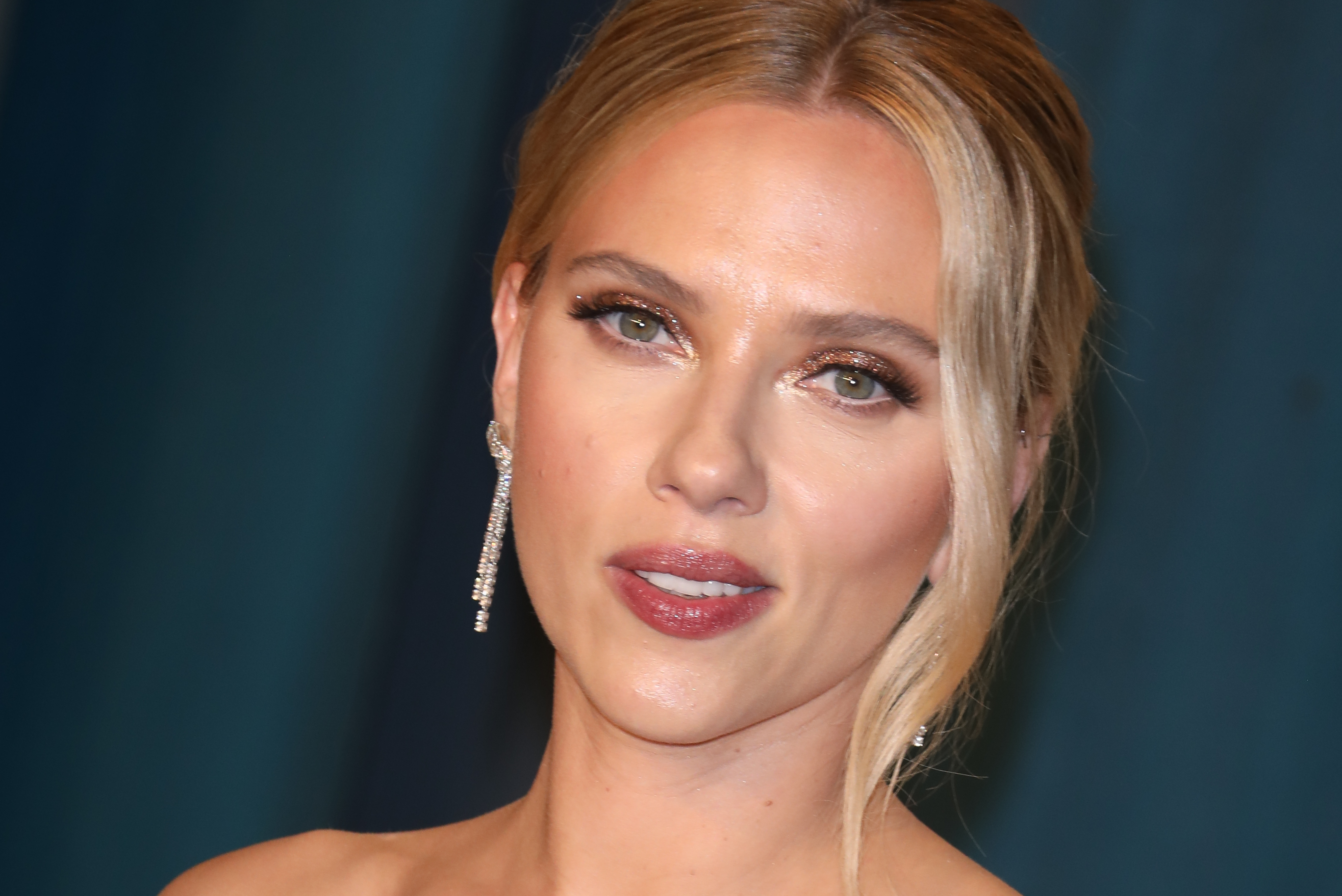 Scarlett Johansson attends the 2020 Vanity Fair Oscar Party at Wallis Annenberg Center for the Performing Arts on February 09, 2020 in Beverly Hills, California.