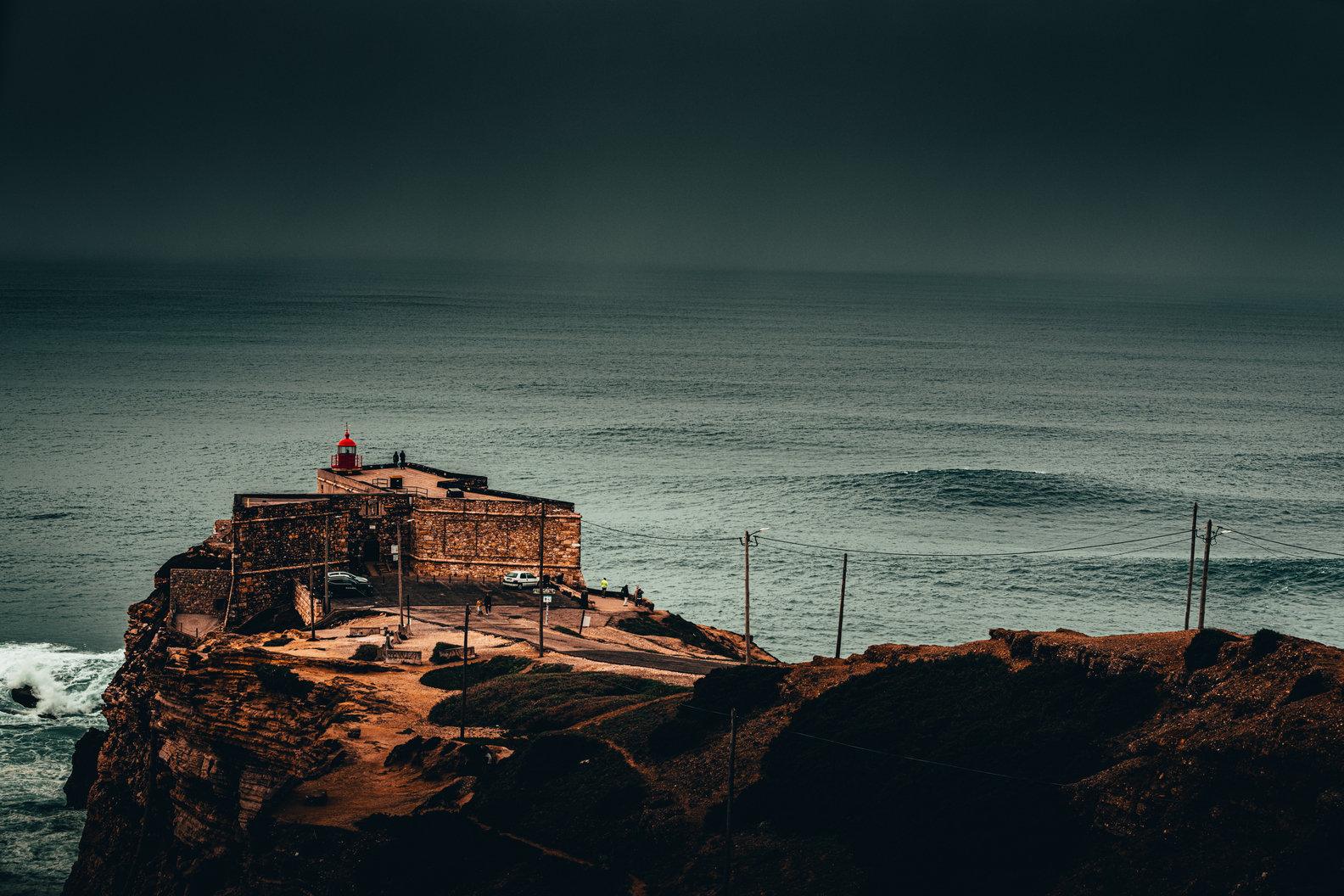 The view of the swells from the lighthouse in Nazaré