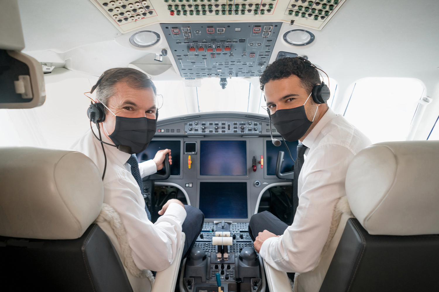 Pilot Unions Are Claiming Vaccine Mandates Could Be a Bigger Roadblock to Holiday Travel Than COVID