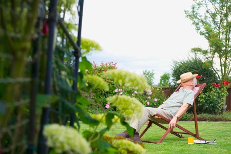 A man napping in his backyard, potentially having experiences a hypnagogic state. We look into the lifehack.