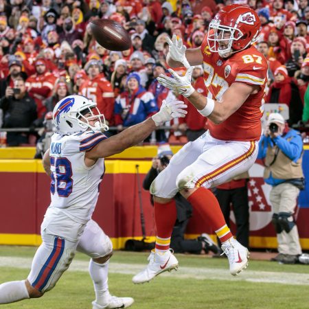 Kansas City Chiefs tight end Travis Kelce snags the game-winning reception over the Buffalo Bills