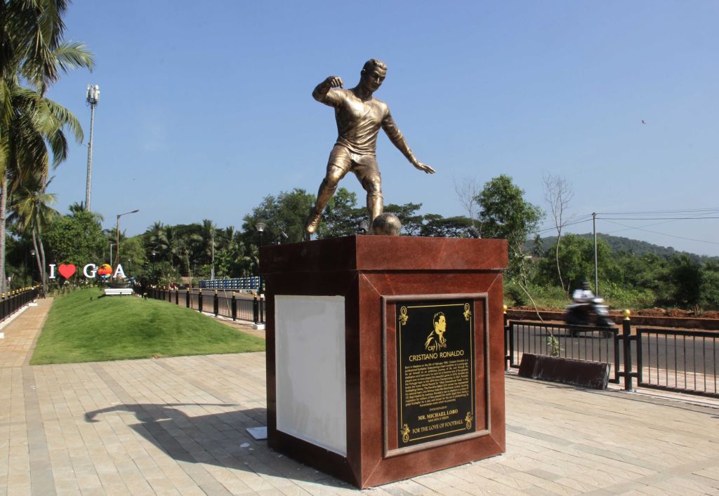 Ronaldo statue