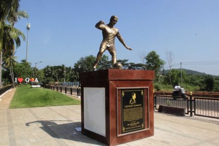 Ronaldo statue
