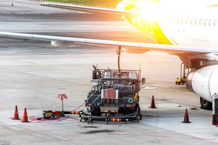 Oil truck with suction function And increase the pressure to deliver oil into the wings of the aircraft