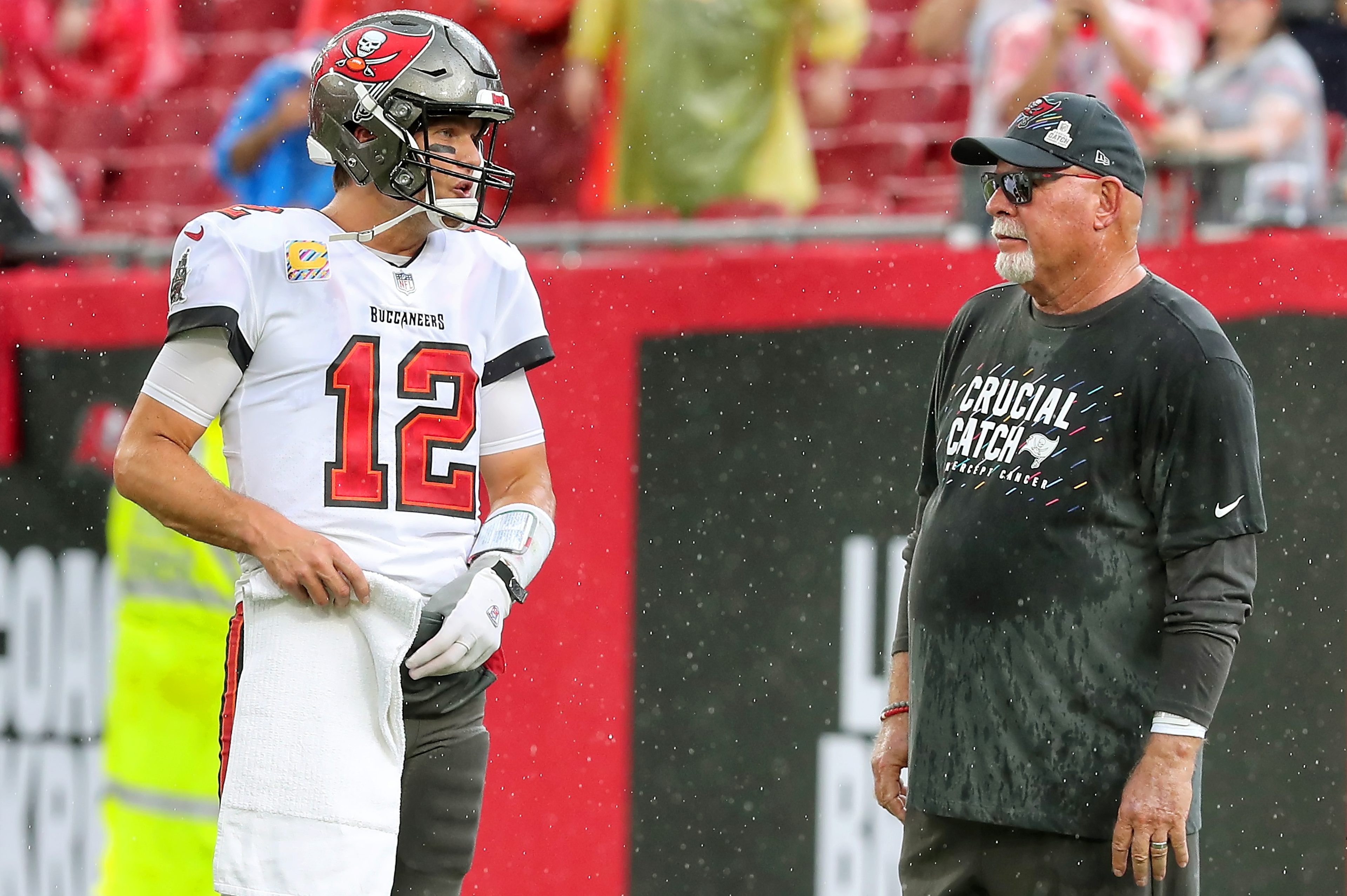 Tom Brady talks with ex-head coach Bruce Arians before a regular season game