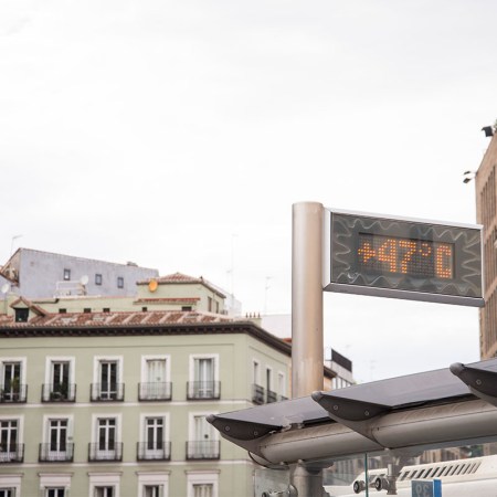 A monitor shows the temperature in Madrid.