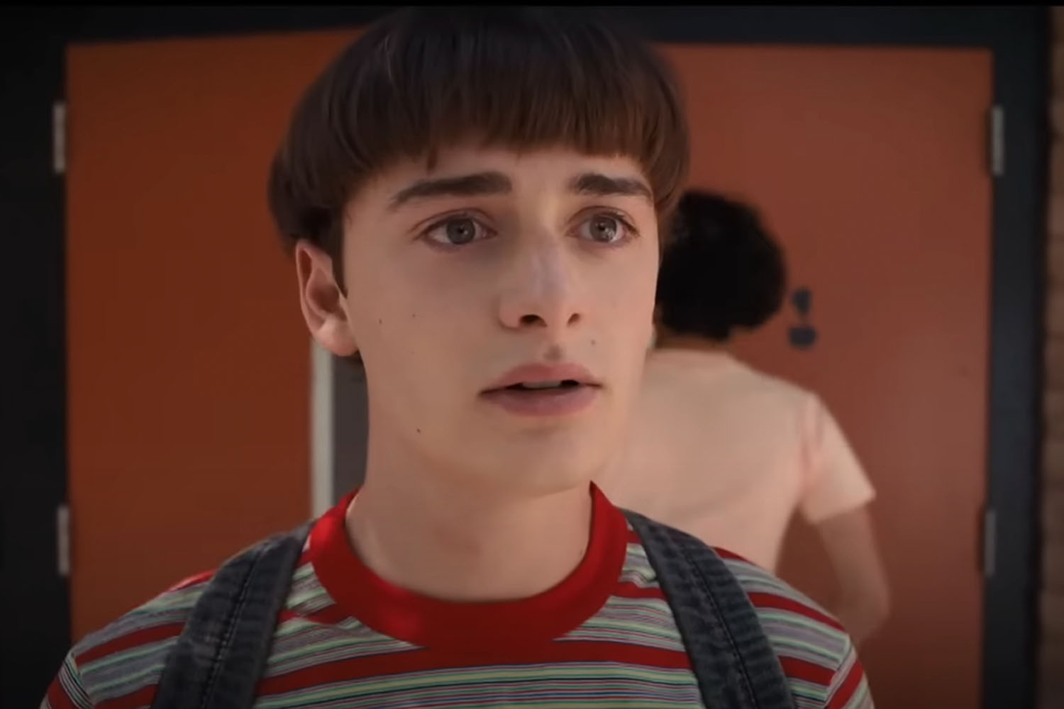 a close up of Noah Schnapp