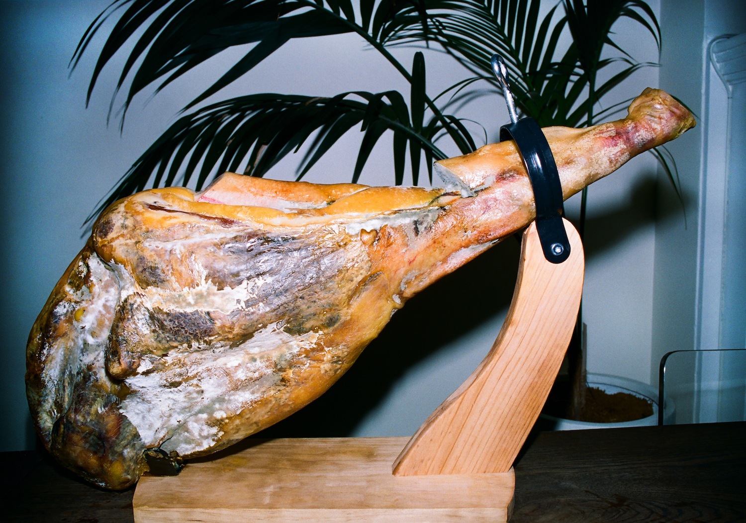 Mercado’s leg of jamón is a perfect centerpiece.