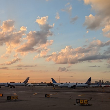 planes at newark airport