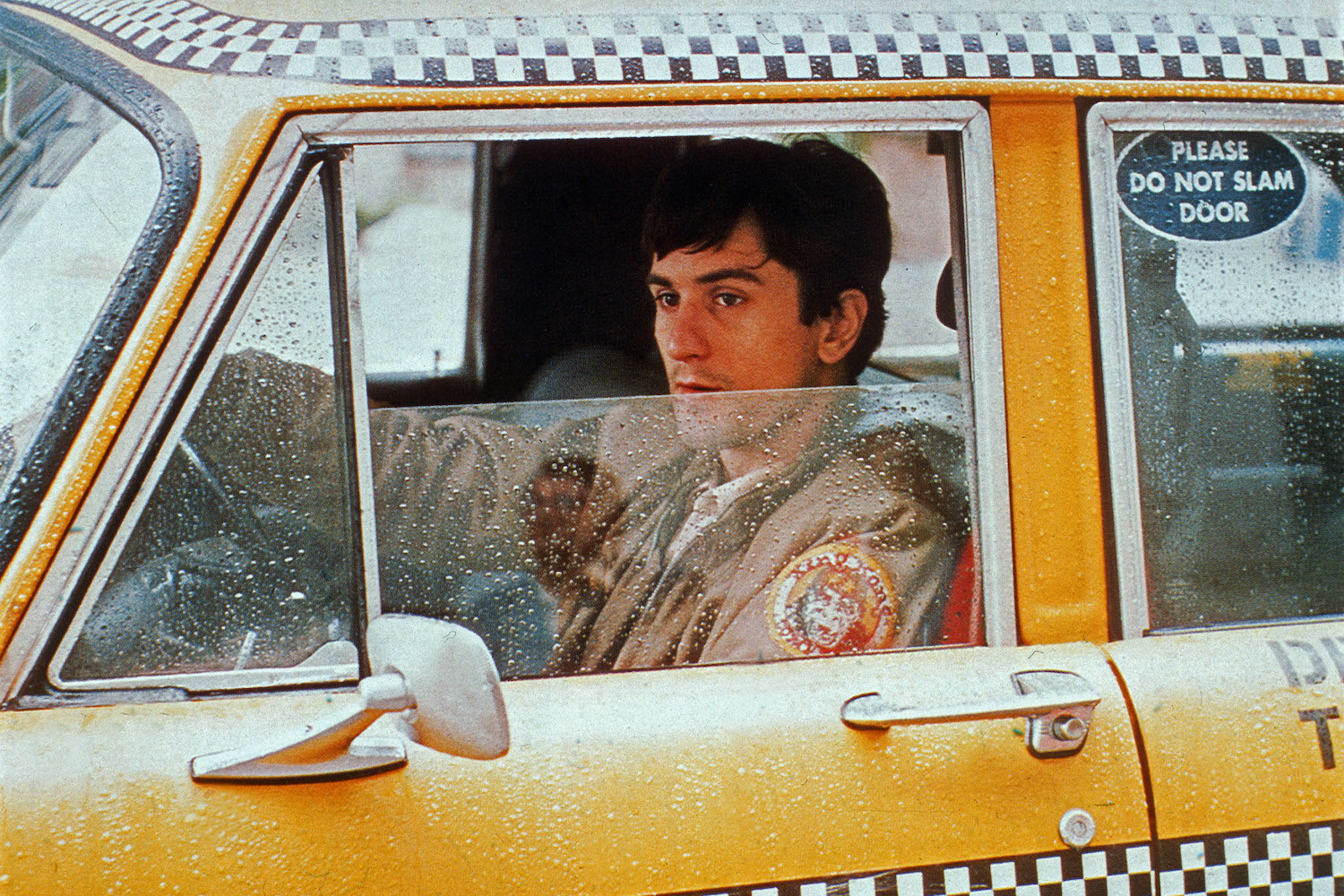 A movie still from Raxi Driver