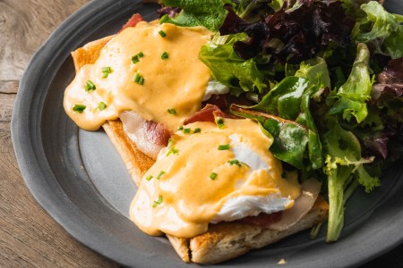 Tostada Benedict