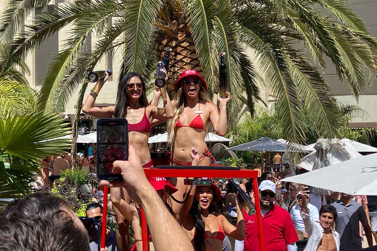 Two women hawking Volcán de Mi Tierra at Ayu in Vegas