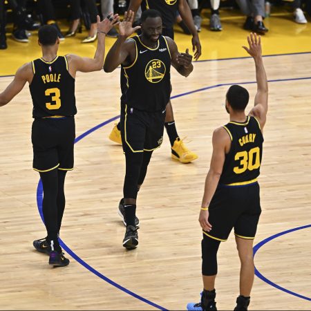 Draymond Green, Stephen Curry and Jordan Poole celebrate against the Dallas Mavericks.
