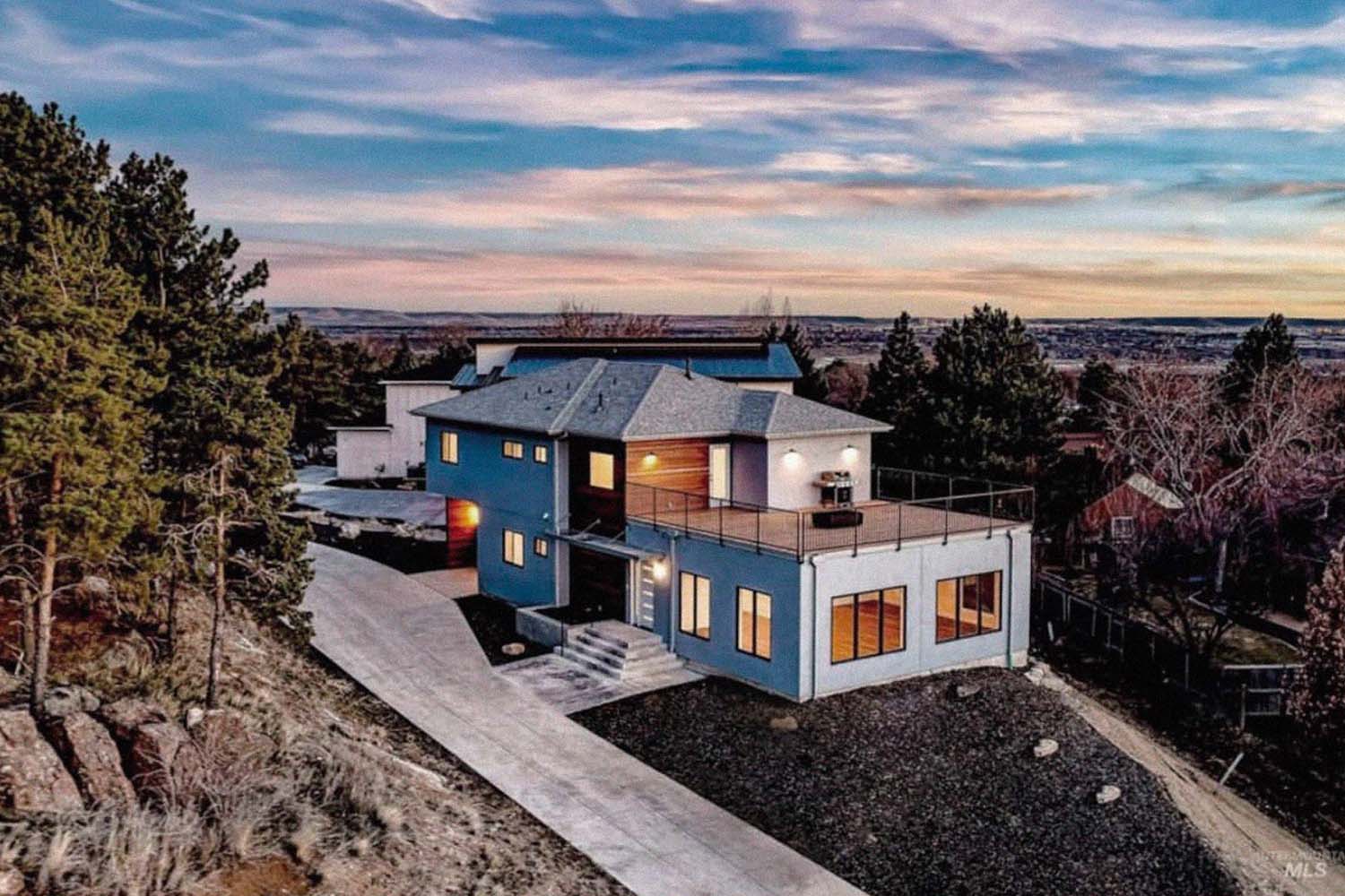 Mountainside Luxury Entertainer