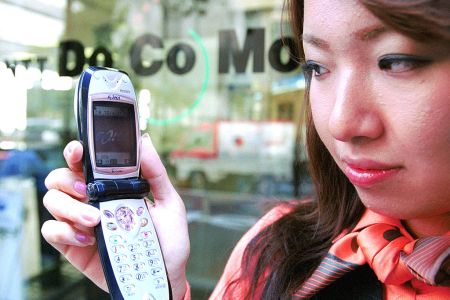 2023’s Hottest Tech Might Just Be the Flip Phone