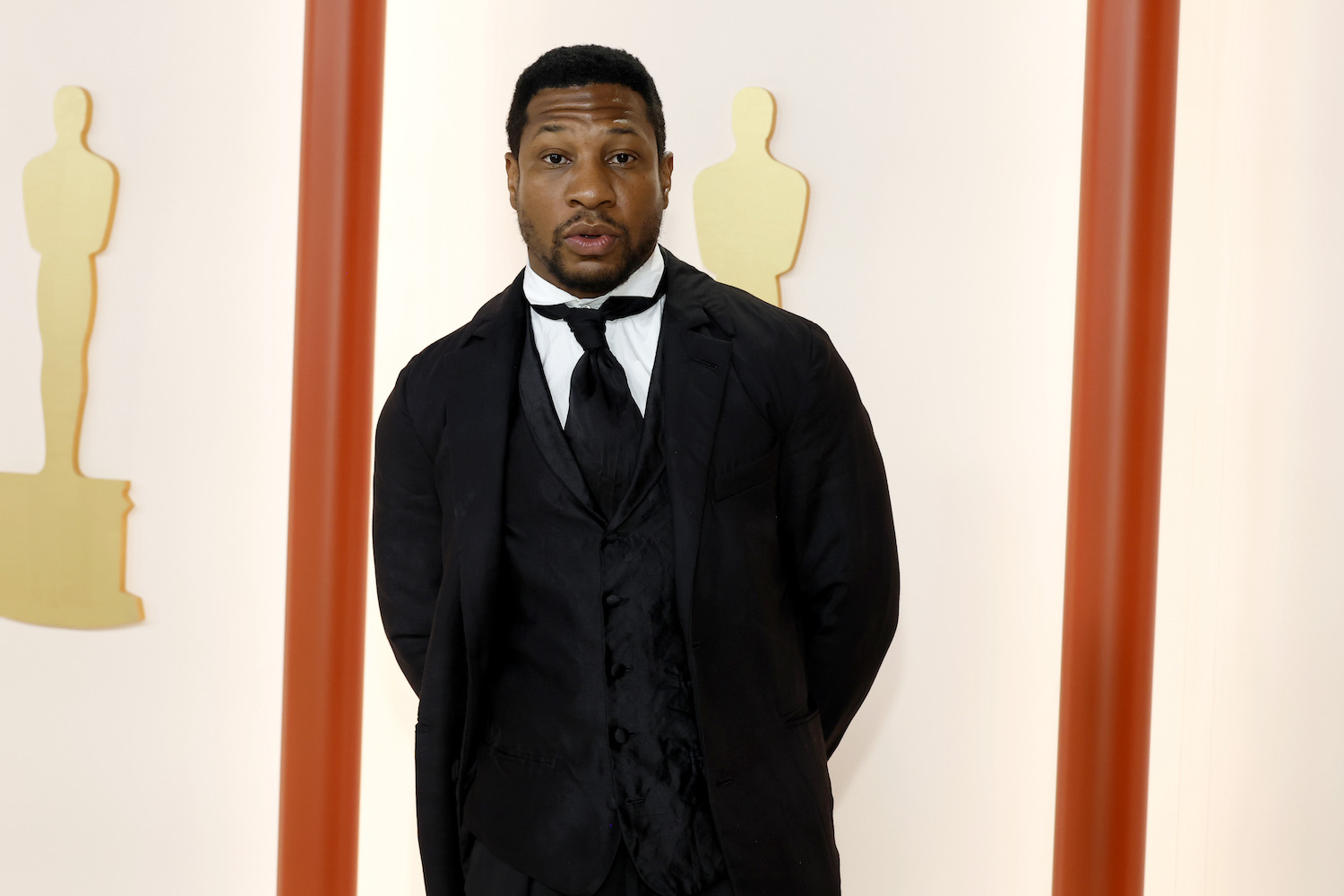 a photo fo Jonatahn Majors at the 95th Academy Awards