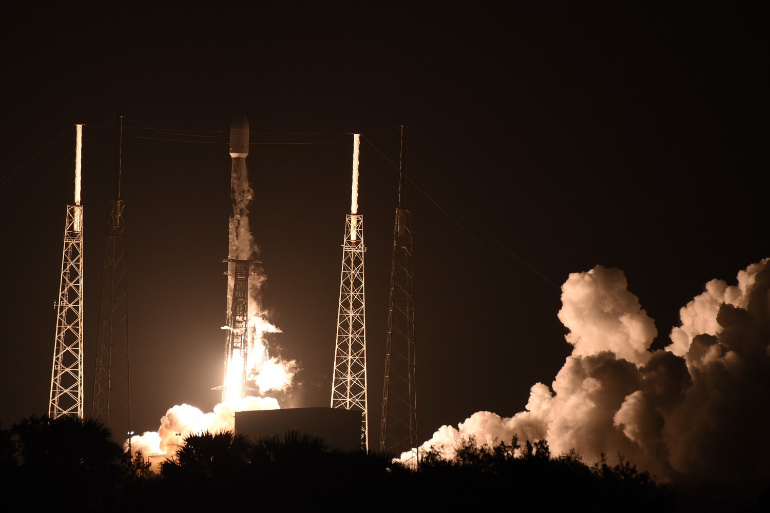 Hakuto-R launches