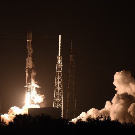 Hakuto-R launches
