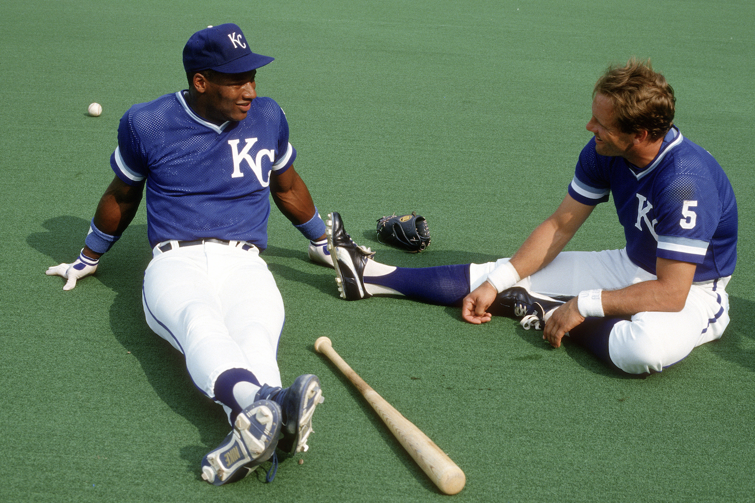 Bo Jackson and George Brett sitting on tuf.