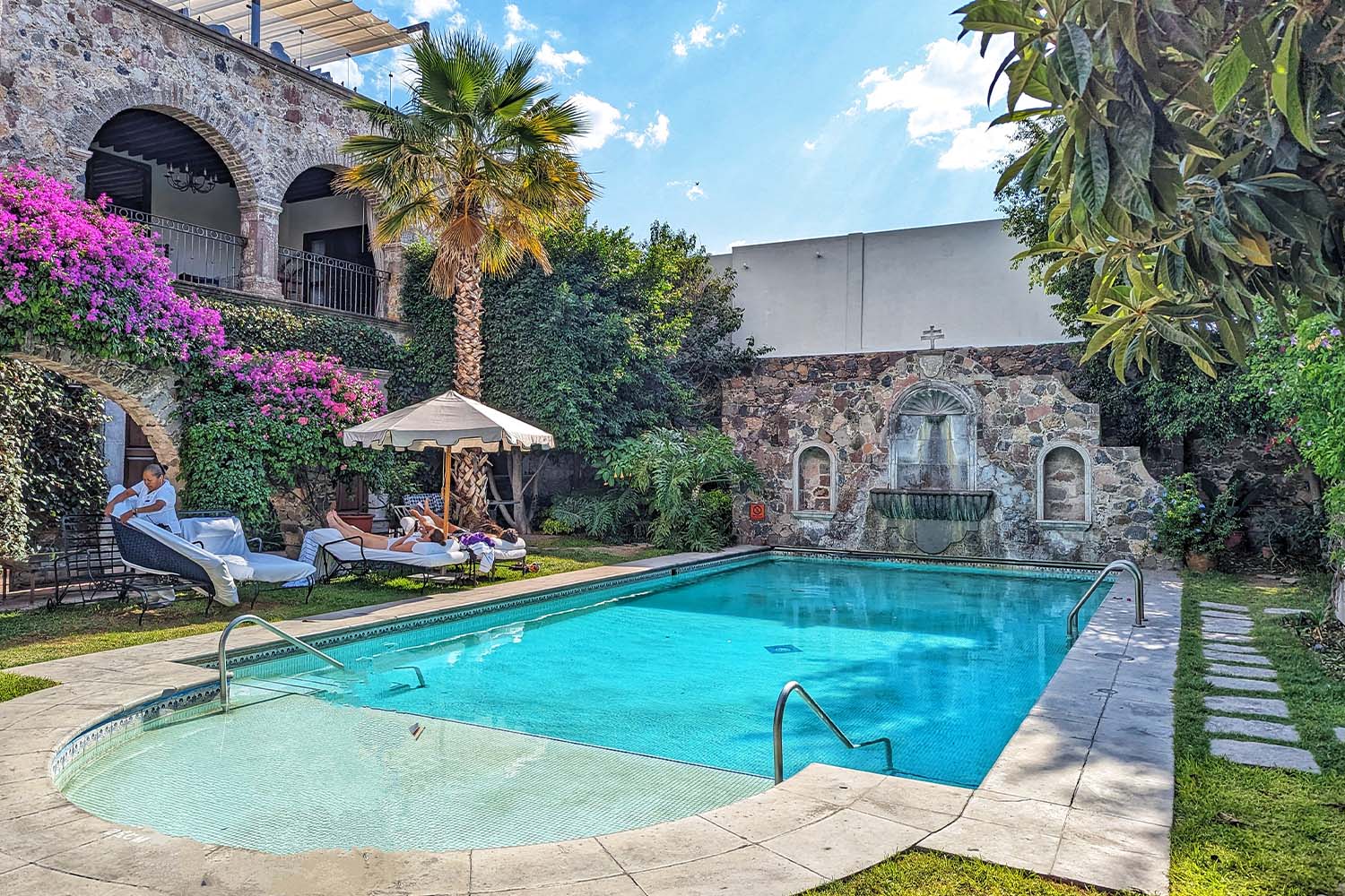The pool at Case de Sierra Nevada