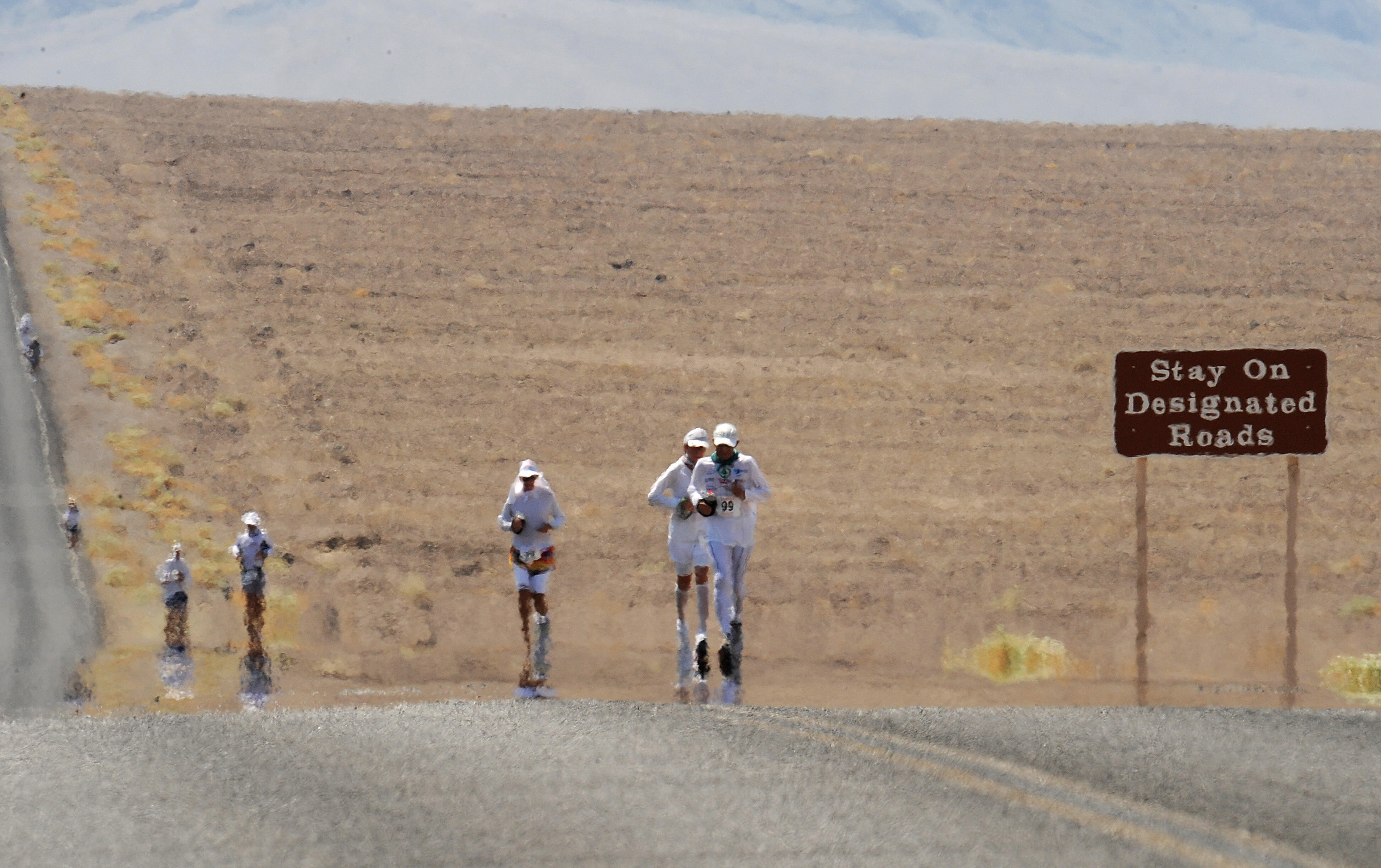 Runners in extremely hot temperatures at Badwater 135.