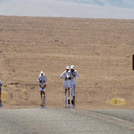 Runners in extremely hot temperatures at Badwater 135.