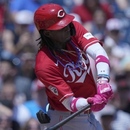 Elly De La Cruz of the Reds gets a hit.