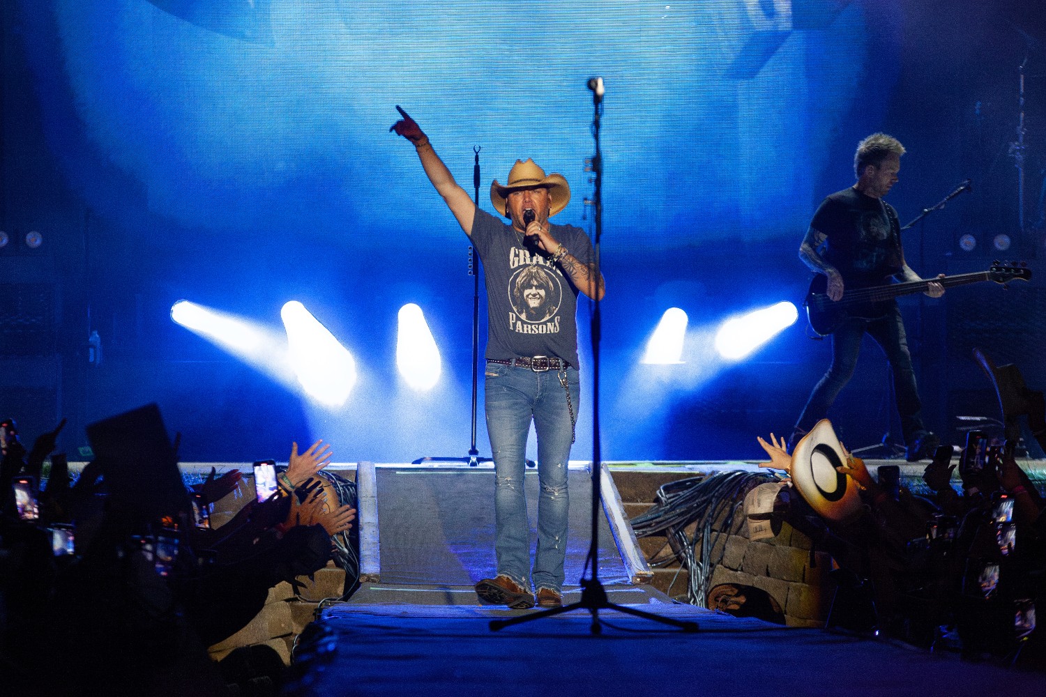 Jason Aldean on stage