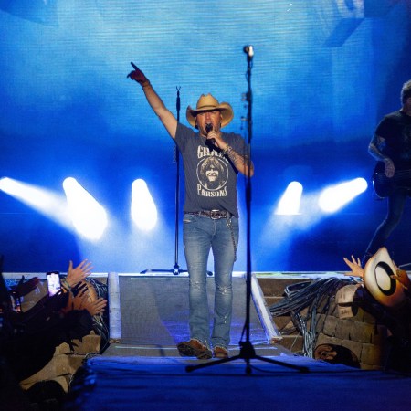 Jason Aldean on stage