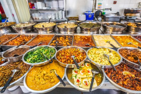 8 Ways to Eat Like a Local When Traveling