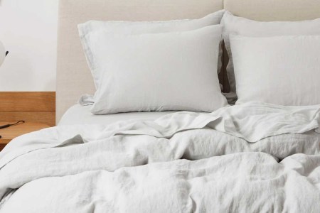 Parachute's Linen Sheet Set in Fog.