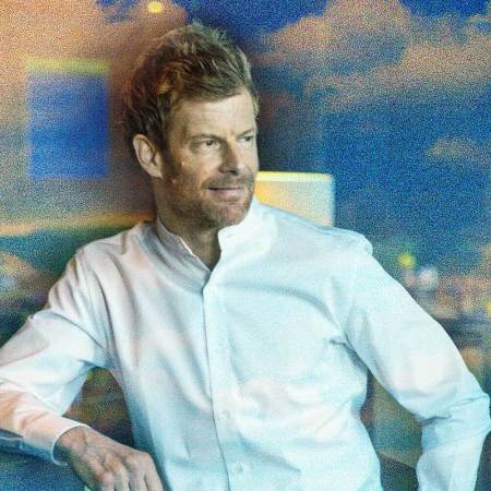 Chef Tom Aikens on a blye background