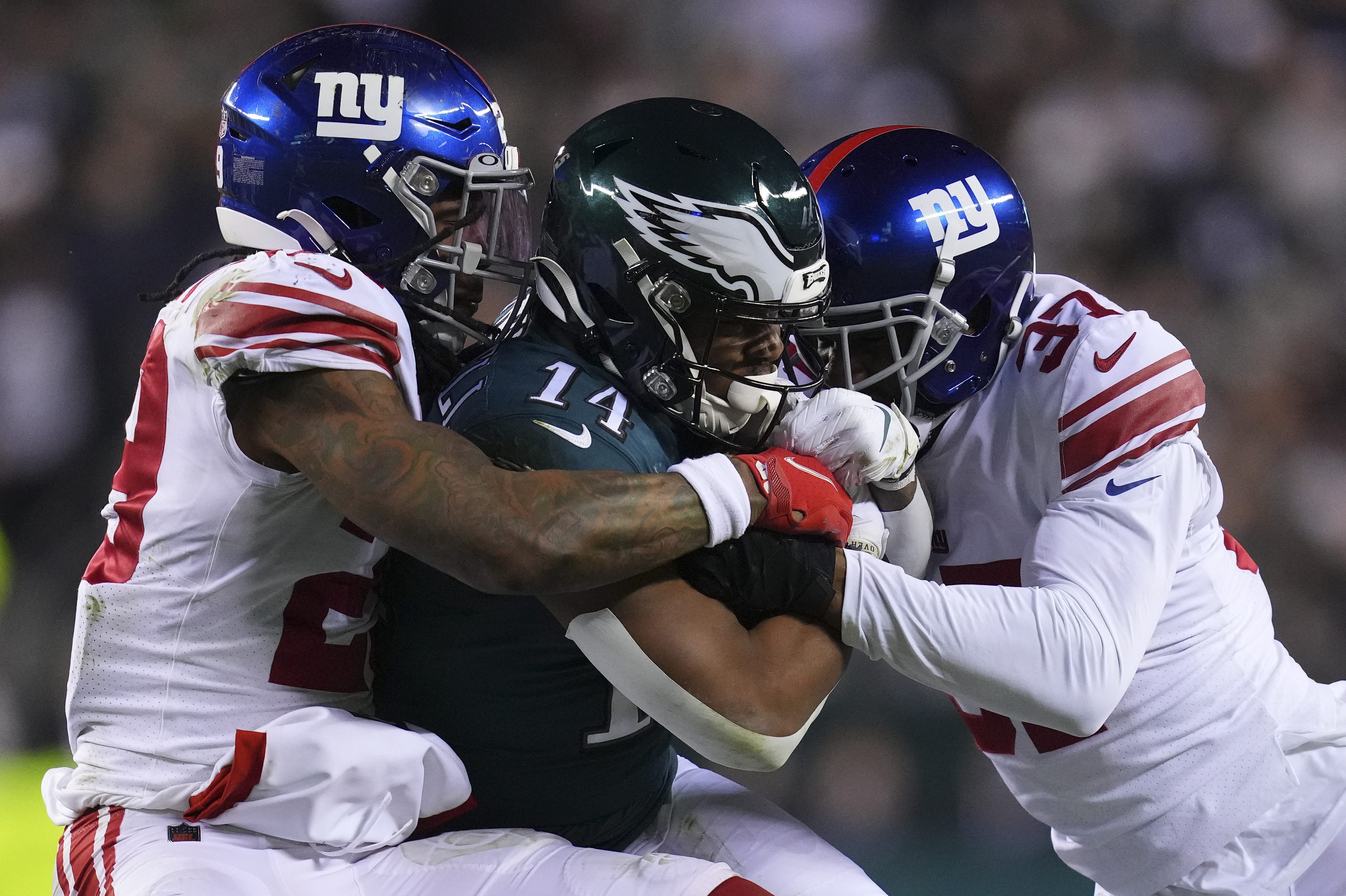 A pair of New York Giants tackle Kenneth Gainwell of the Eagles.