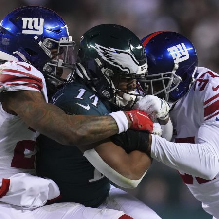 A pair of New York Giants tackle Kenneth Gainwell of the Eagles.