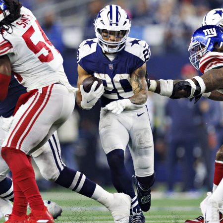 Tony Pollard runs the ball for the Dallas Cowboys