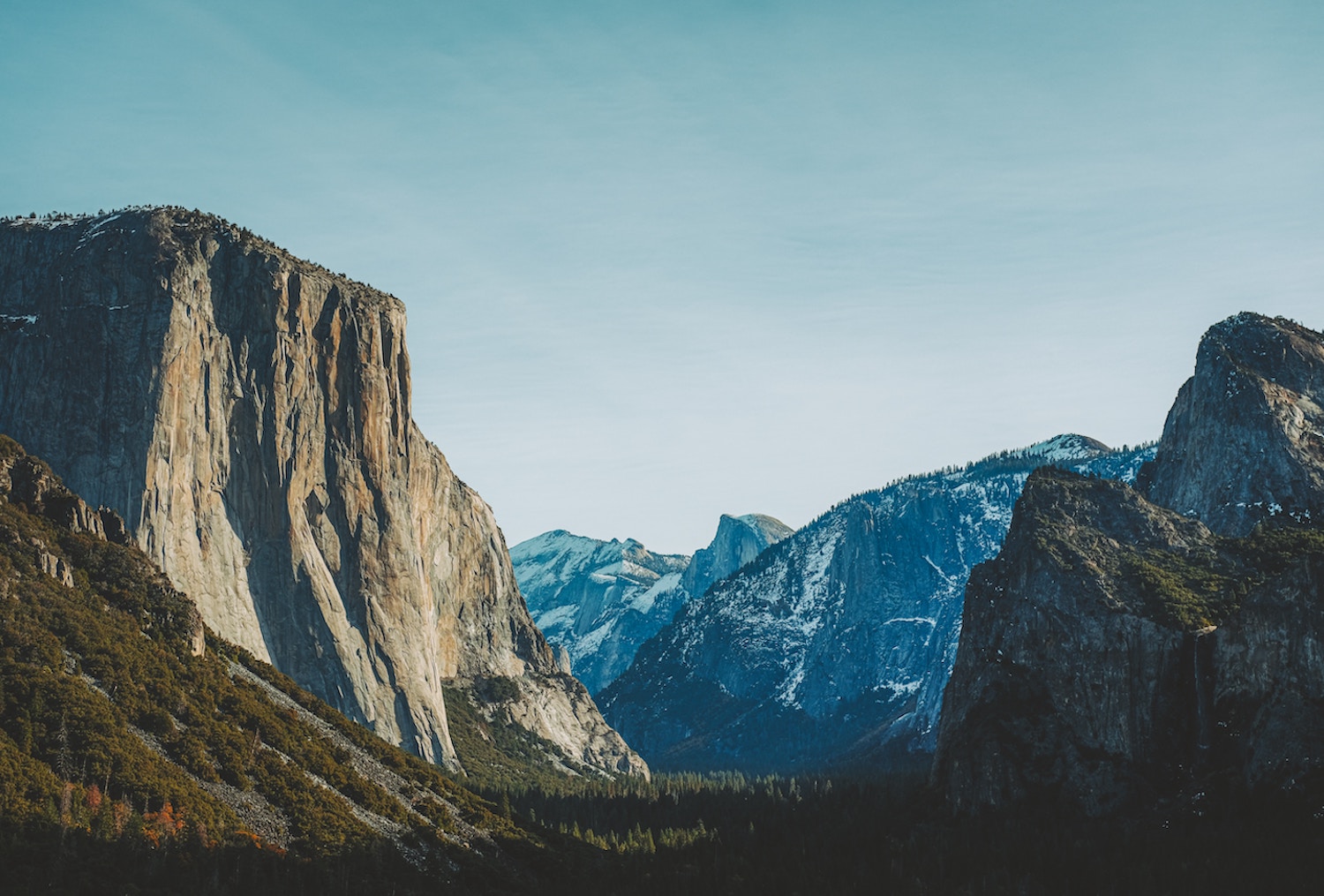 Wide shot of Yosemite National Park
