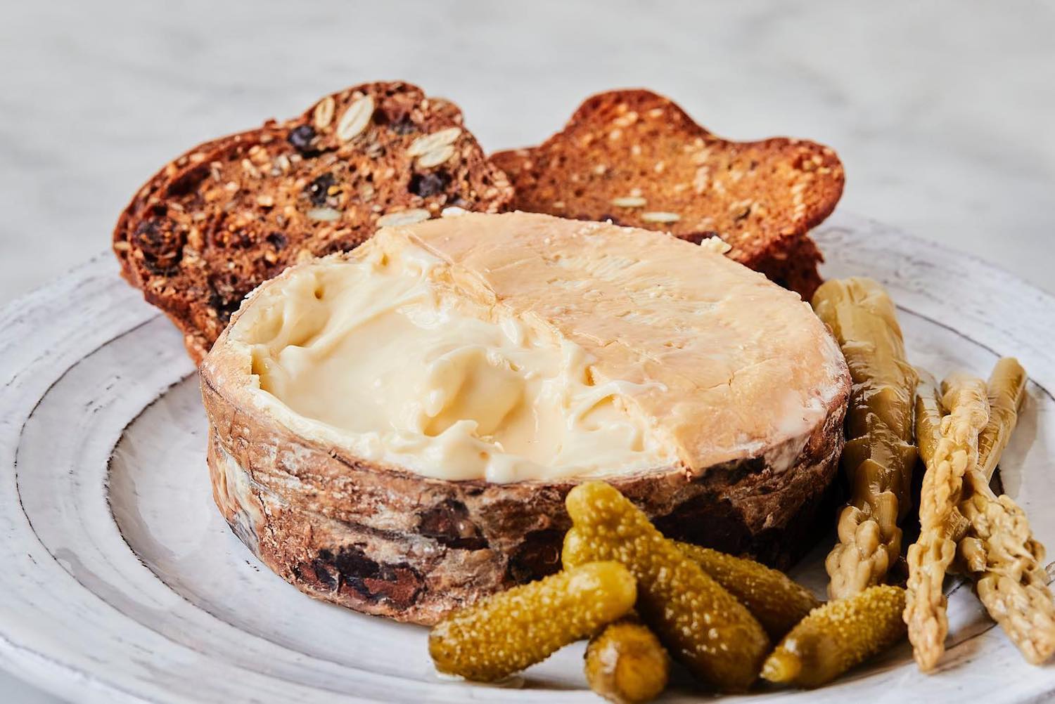 jasper hill harbison cheese with crackers and pickles