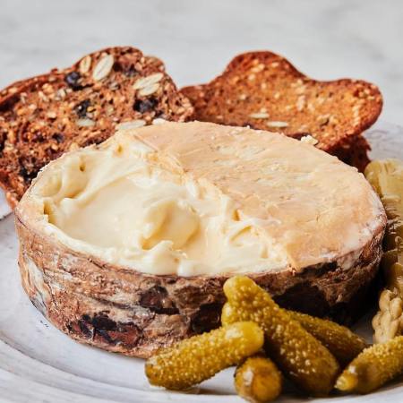 jasper hill harbison cheese with crackers and pickles