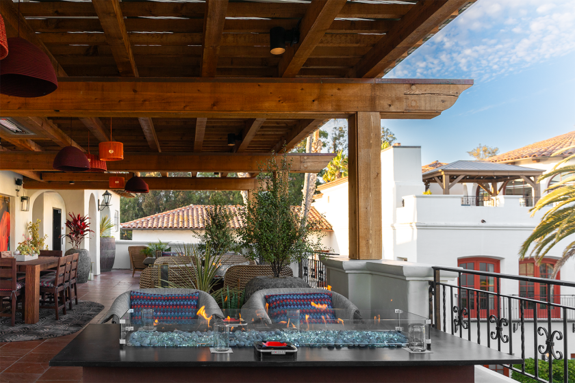 Terrace with lounge chairs and tables with fires