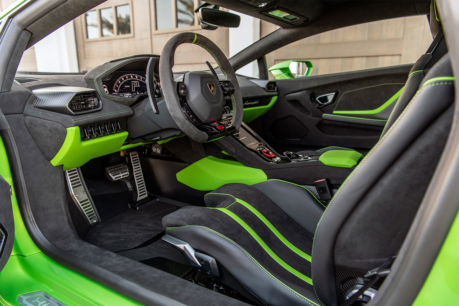 The interior of the Lamborghini Huracán Tecnica