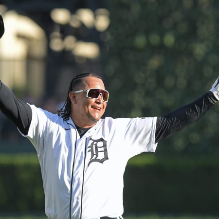 Miguel Cabrera waves to the crowd.