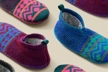 a photo of the Bombas slipper on a tan background