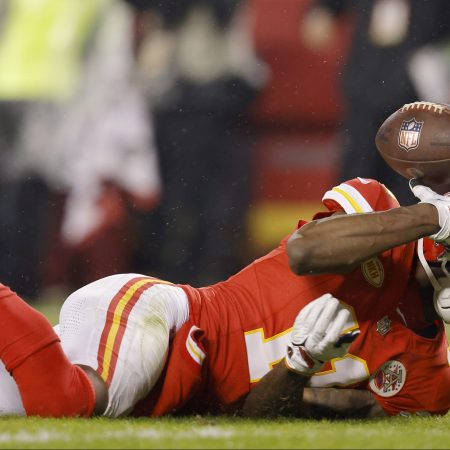 Marquez Valdes-Scantling of the Chiefs drops a late pass.