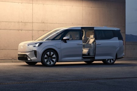 Volvo EM90, an electric minivan with up to 450 miles of range