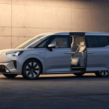 Volvo EM90, an electric minivan with up to 450 miles of range