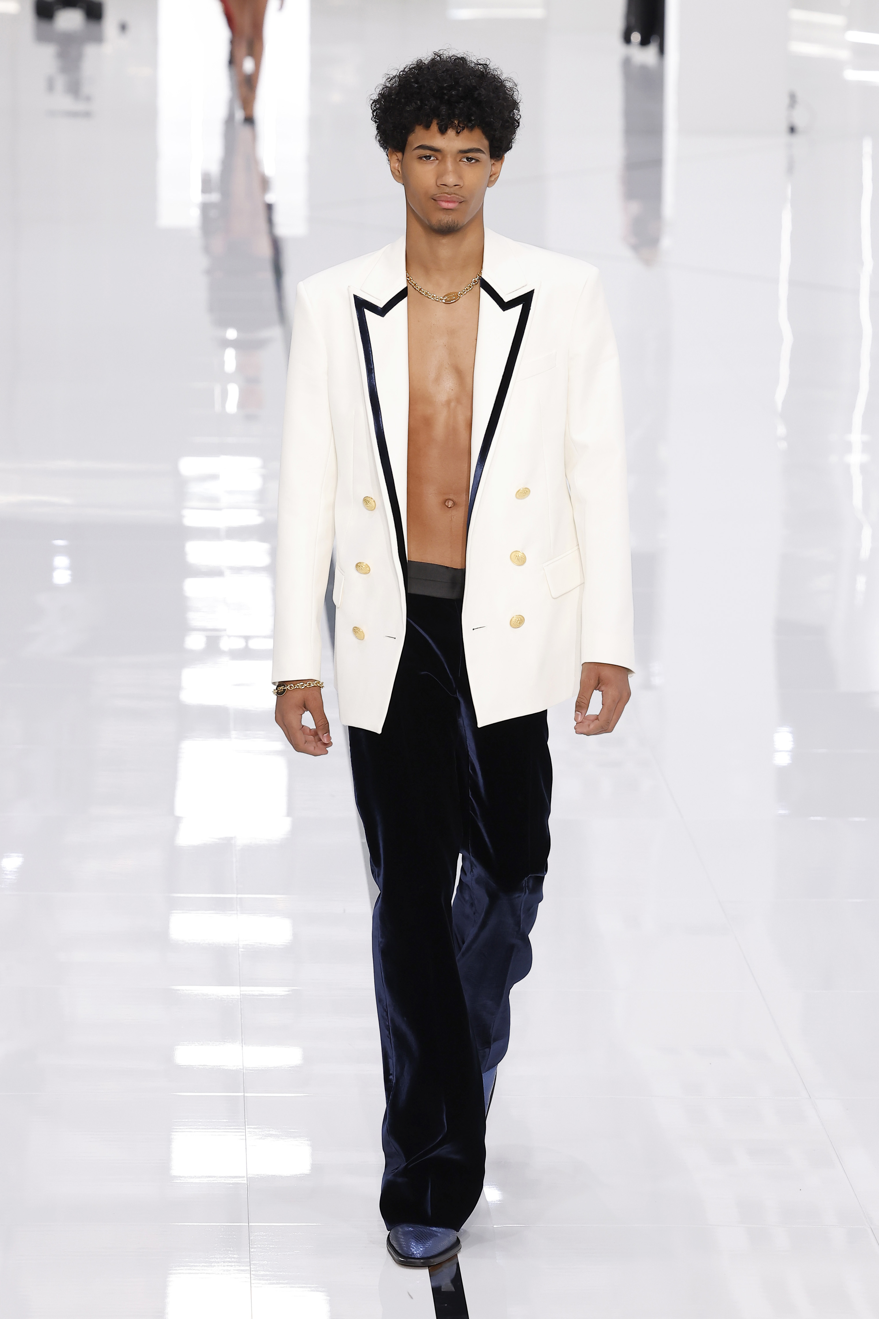 A model walks the runway at the Dsquared2 fashion show during the Milan Menswear Fall/Winter 2024-2025