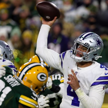 Dak Prescott attempts a pass against the Green Bay Packers.