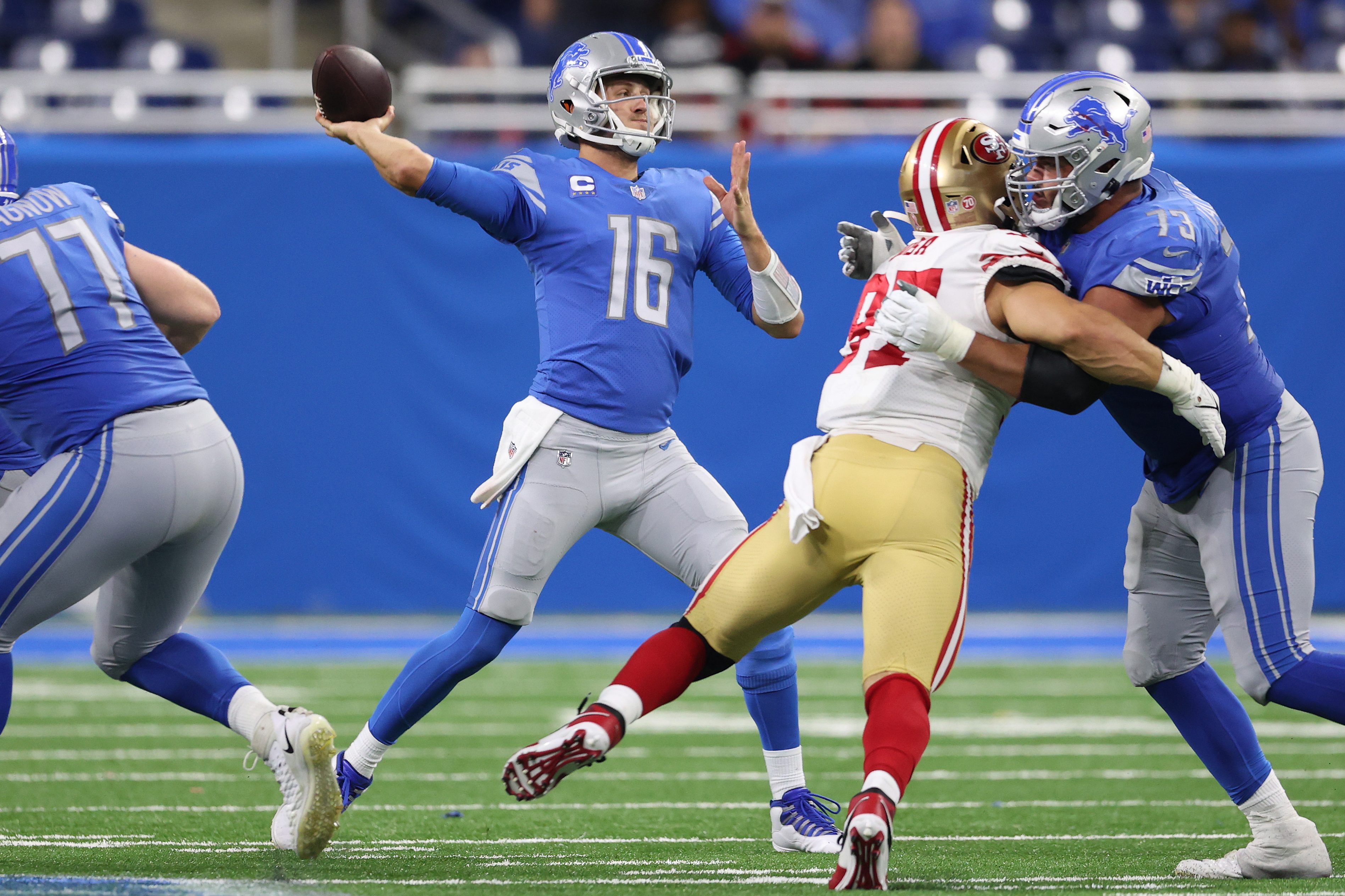 Jared Goff throws against the 49ers in 2021.