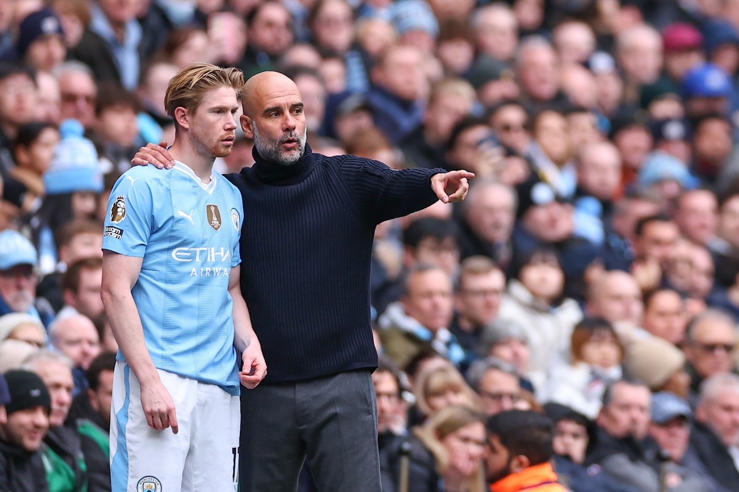 MANCHESTER, ENGLAND - FEBRUARY 10: Kevin De Bruyne and Pep Guardiola the head coach / manager of Manchester City during the Premier League match between Manchester City and Everton FC at Etihad Stadium on February 10, 2024 in Manchester, England. (Photo by Robbie Jay Barratt - AMA/Getty Images)